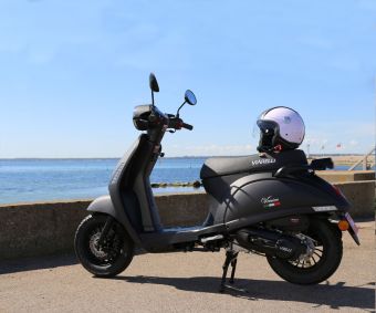 Matt Svart Moped fra Viarelli, Venice 2
